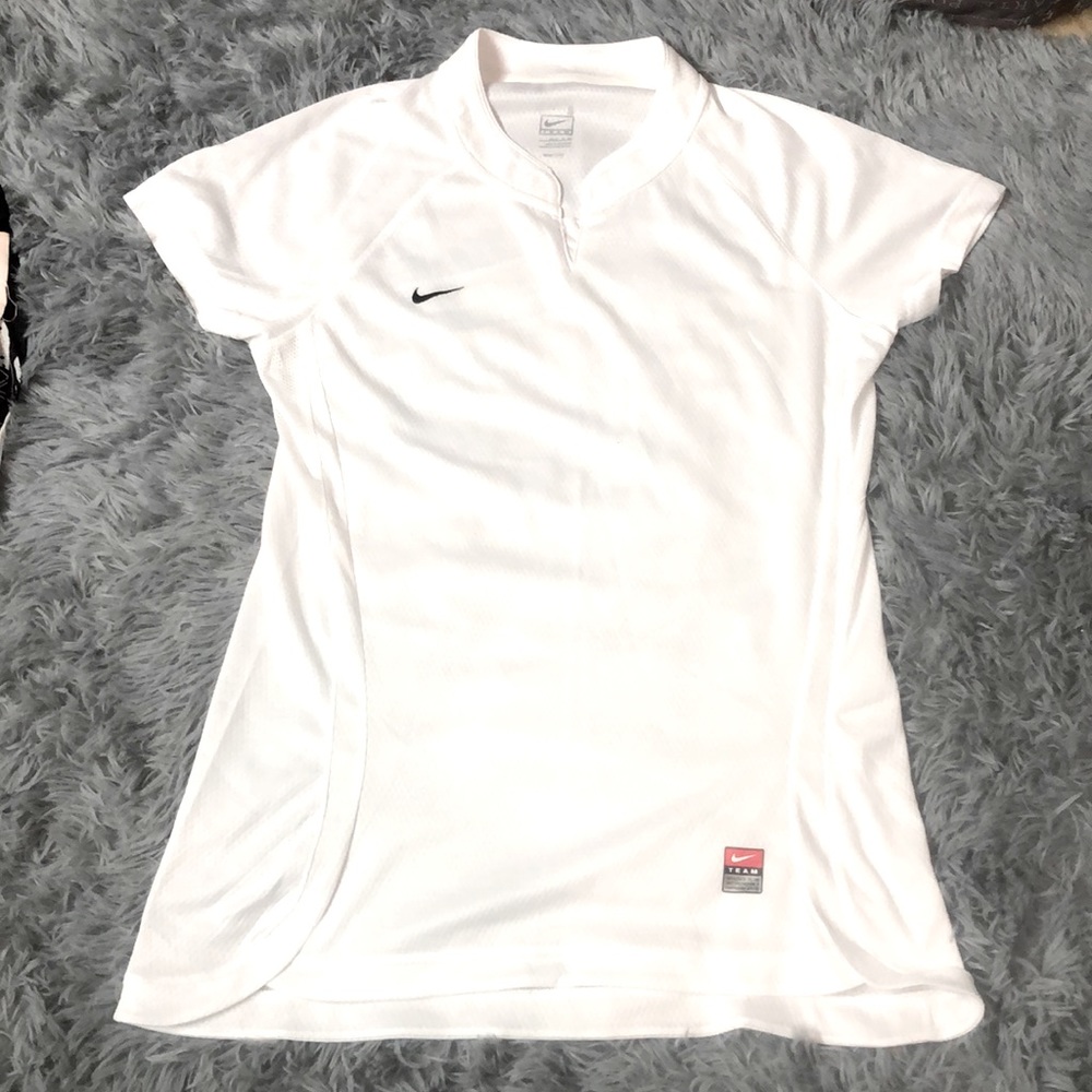 NWOT white Nike Fit Dry team shirt.